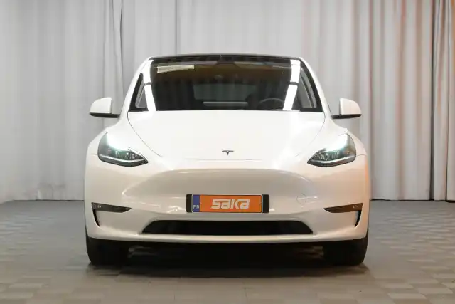 Valkoinen Maastoauto, Tesla Model Y – VAR-07986