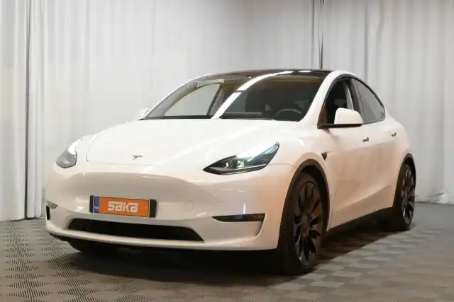 Valkoinen Maastoauto, Tesla Model Y – VAR-07986