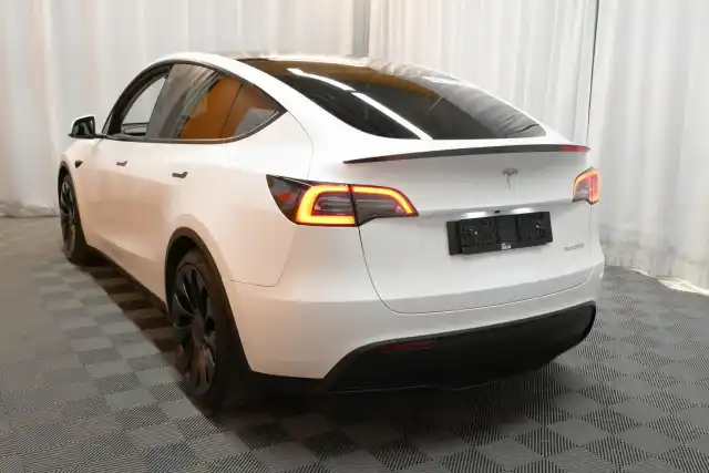 Valkoinen Maastoauto, Tesla Model Y – VAR-07986