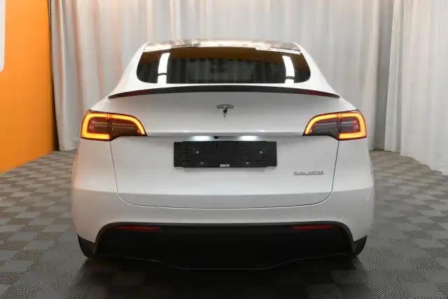 Valkoinen Maastoauto, Tesla Model Y – VAR-07986