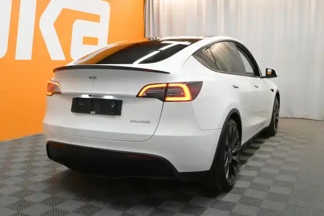 Valkoinen Maastoauto, Tesla Model Y – VAR-07986