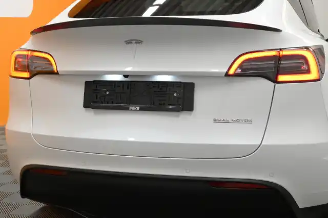 Valkoinen Maastoauto, Tesla Model Y – VAR-07986