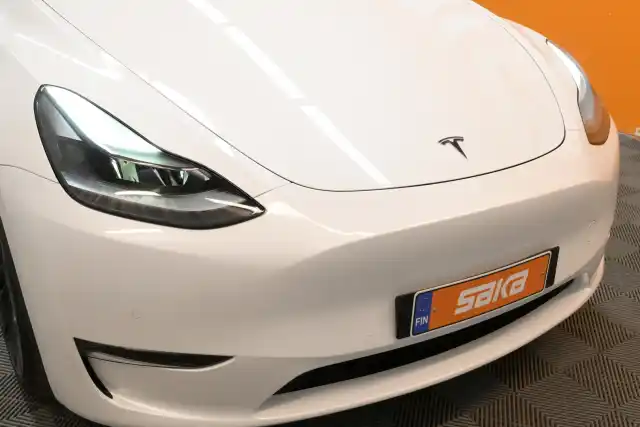 Valkoinen Maastoauto, Tesla Model Y – VAR-07986