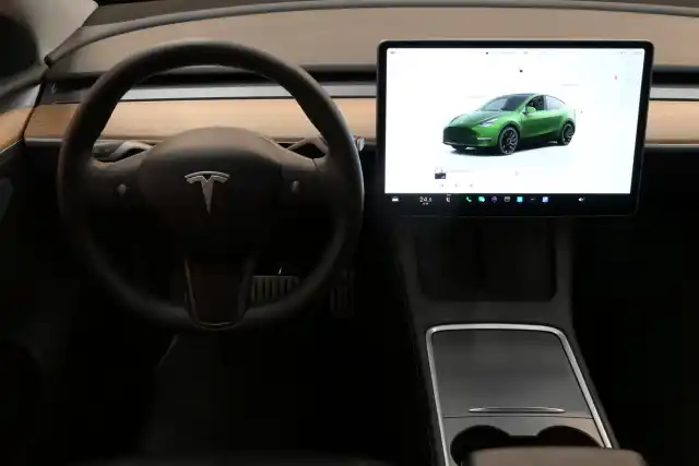 Valkoinen Maastoauto, Tesla Model Y – VAR-07986