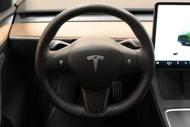 Valkoinen Maastoauto, Tesla Model Y – VAR-07986