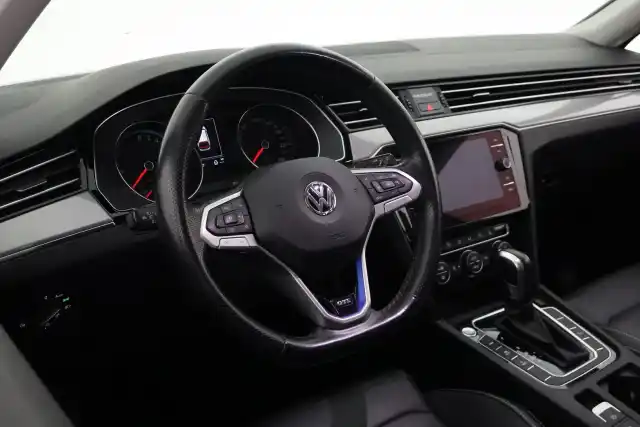 Valkoinen Farmari, Volkswagen Passat – VAR-08129