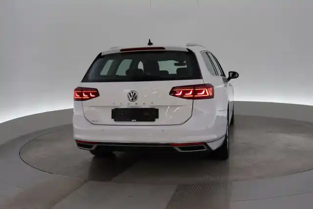 Valkoinen Farmari, Volkswagen Passat – VAR-08129