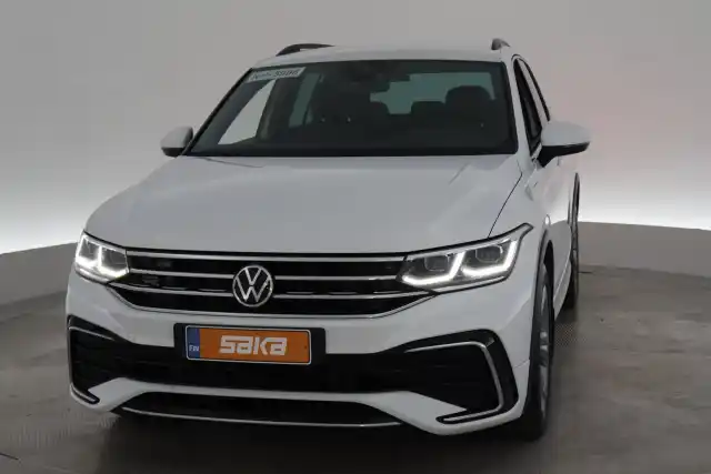Valkoinen Maastoauto, Volkswagen Tiguan – VAR-08161