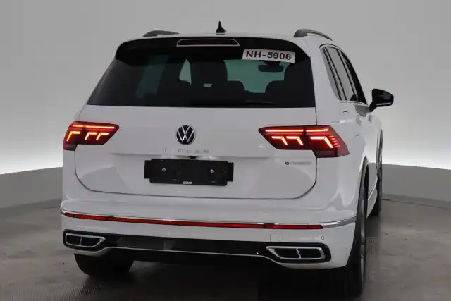 Valkoinen Maastoauto, Volkswagen Tiguan – VAR-08161
