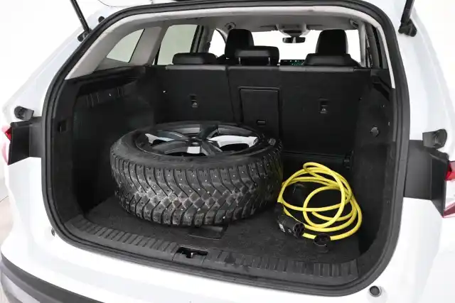 Valkoinen Maastoauto, Skoda Enyaq – VAR-08178