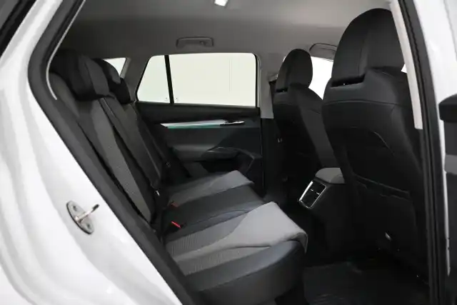 Valkoinen Maastoauto, Skoda Enyaq – VAR-08178