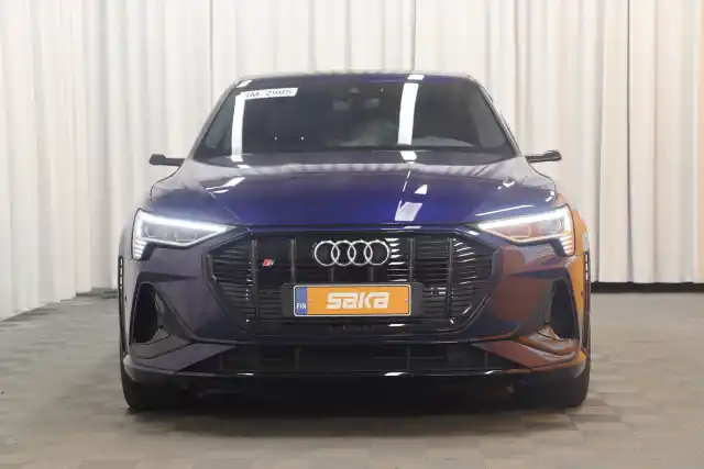 Sininen Maastoauto, Audi e-tron – VAR-08335