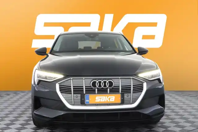 Harmaa Maastoauto, Audi e-tron – VAR-08395
