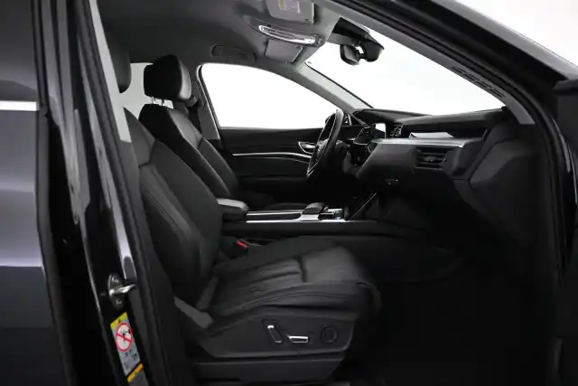 Harmaa Maastoauto, Audi e-tron – VAR-08395