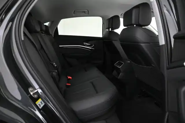 Harmaa Maastoauto, Audi e-tron – VAR-08395