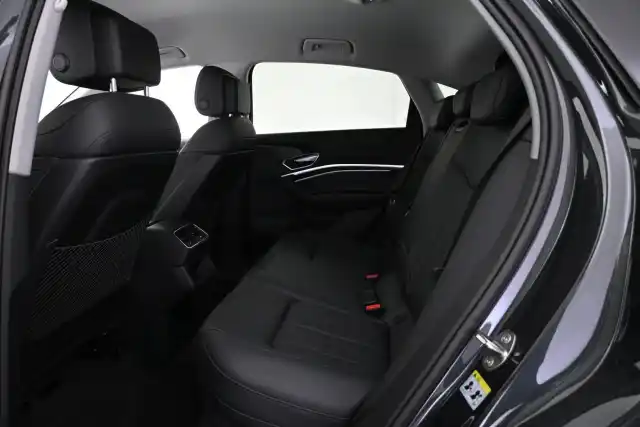 Harmaa Maastoauto, Audi e-tron – VAR-08395