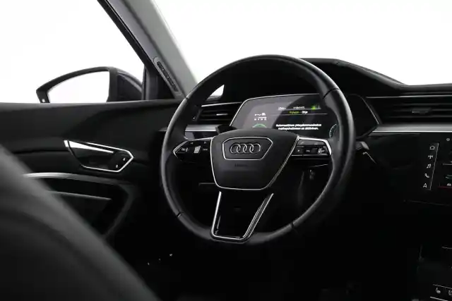Harmaa Maastoauto, Audi e-tron – VAR-08395