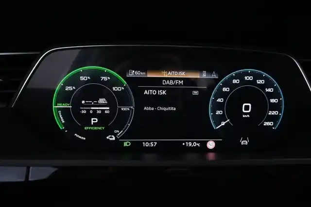 Harmaa Maastoauto, Audi e-tron – VAR-08395