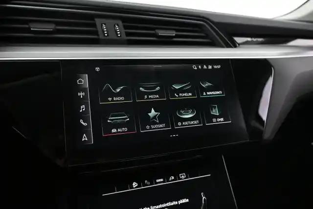 Harmaa Maastoauto, Audi e-tron – VAR-08395