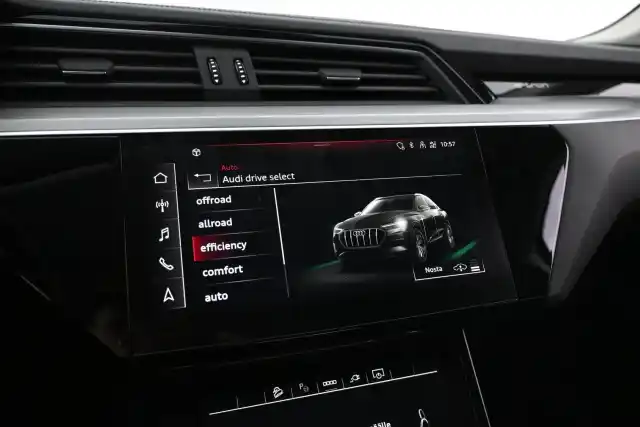Harmaa Maastoauto, Audi e-tron – VAR-08395