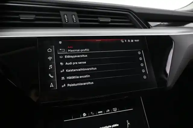 Harmaa Maastoauto, Audi e-tron – VAR-08395