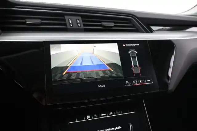 Harmaa Maastoauto, Audi e-tron – VAR-08395