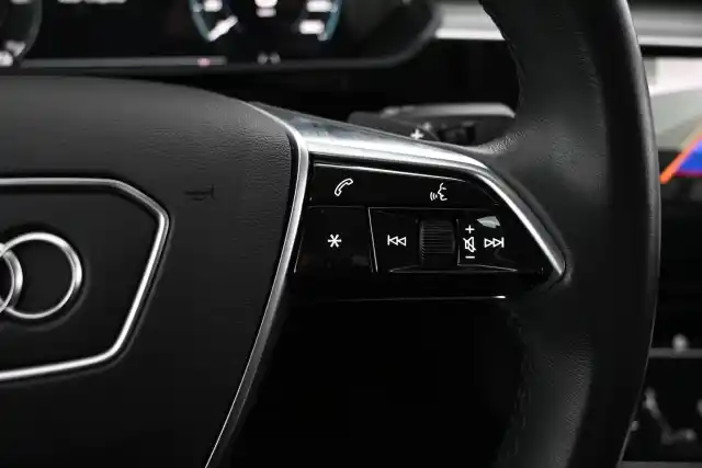 Harmaa Maastoauto, Audi e-tron – VAR-08395
