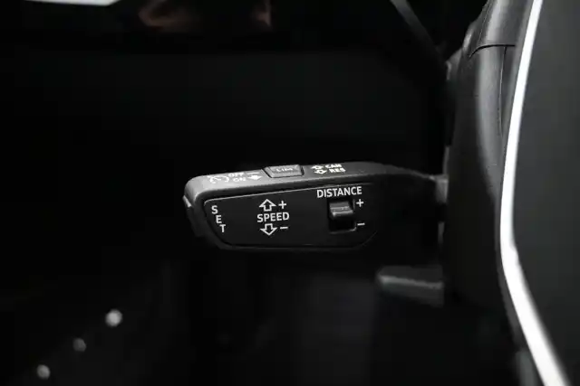 Harmaa Maastoauto, Audi e-tron – VAR-08395