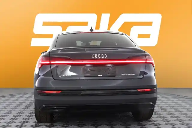 Harmaa Maastoauto, Audi e-tron – VAR-08395