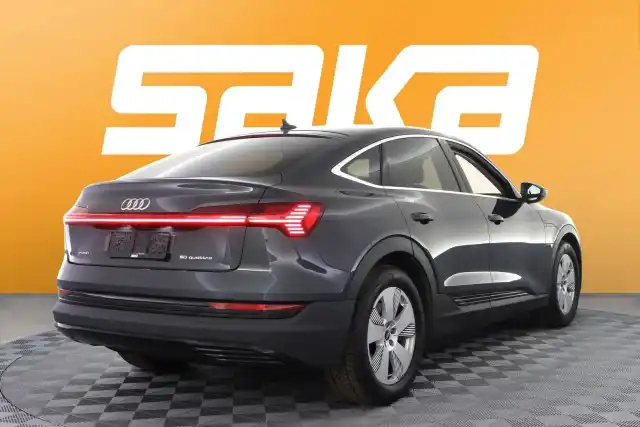 Harmaa Maastoauto, Audi e-tron – VAR-08395