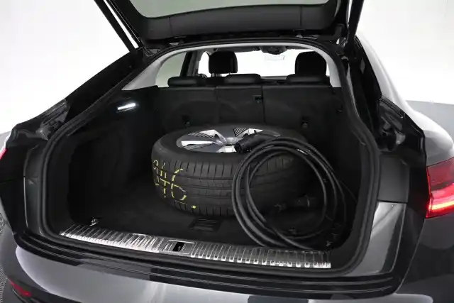 Harmaa Maastoauto, Audi e-tron – VAR-08395