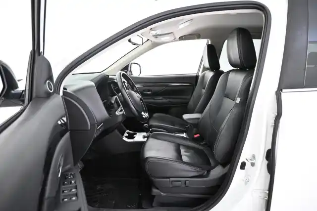 Valkoinen Maastoauto, Mitsubishi Outlander – VAR-08455