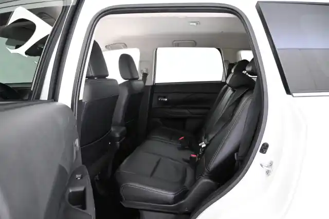 Valkoinen Maastoauto, Mitsubishi Outlander – VAR-08455