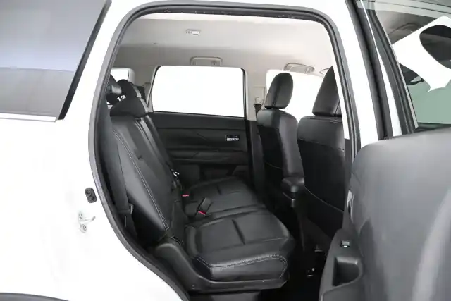 Valkoinen Maastoauto, Mitsubishi Outlander – VAR-08455