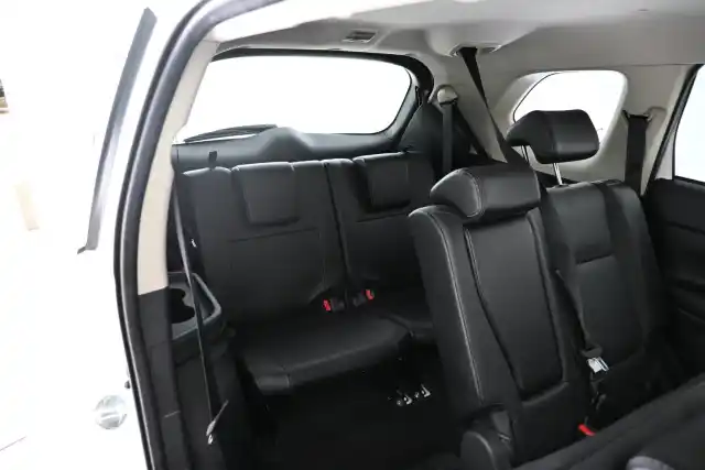 Valkoinen Maastoauto, Mitsubishi Outlander – VAR-08455