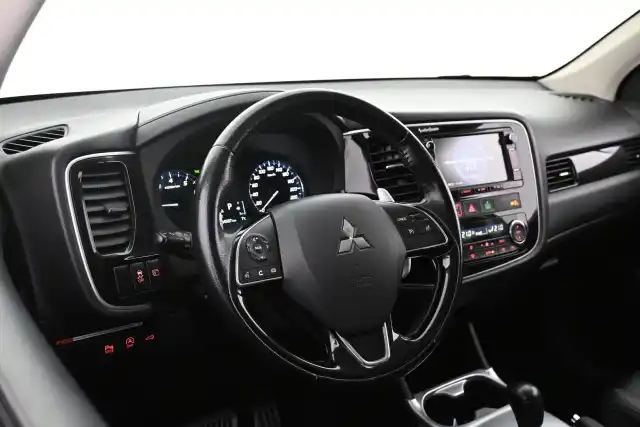 Valkoinen Maastoauto, Mitsubishi Outlander – VAR-08455