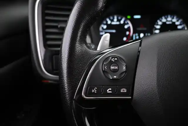 Valkoinen Maastoauto, Mitsubishi Outlander – VAR-08455