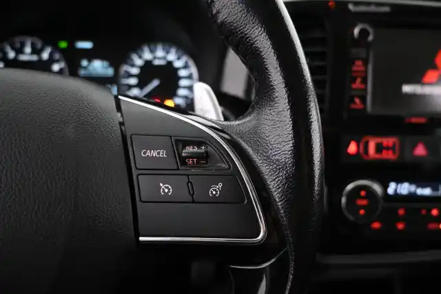 Valkoinen Maastoauto, Mitsubishi Outlander – VAR-08455
