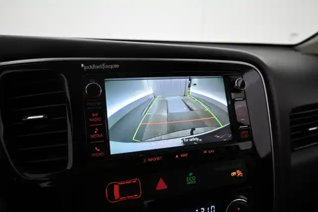 Valkoinen Maastoauto, Mitsubishi Outlander – VAR-08455