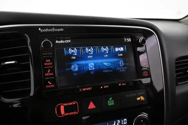 Valkoinen Maastoauto, Mitsubishi Outlander – VAR-08455
