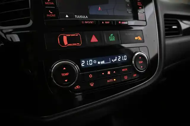 Valkoinen Maastoauto, Mitsubishi Outlander – VAR-08455