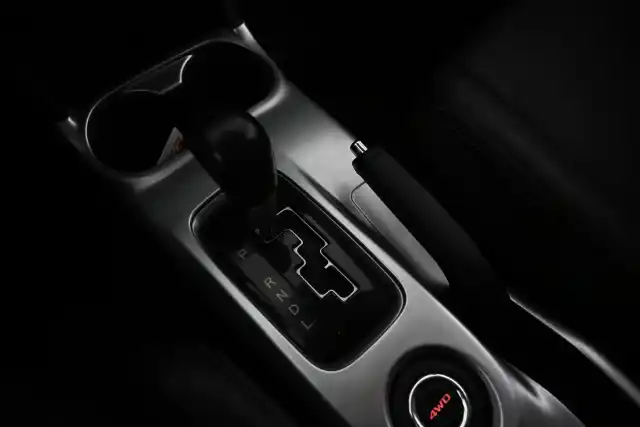 Valkoinen Maastoauto, Mitsubishi Outlander – VAR-08455