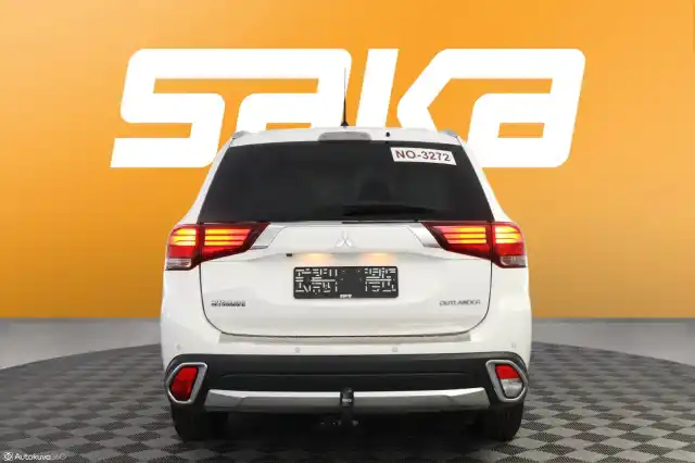 Valkoinen Maastoauto, Mitsubishi Outlander – VAR-08455