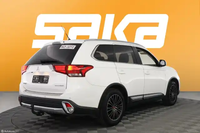 Valkoinen Maastoauto, Mitsubishi Outlander – VAR-08455