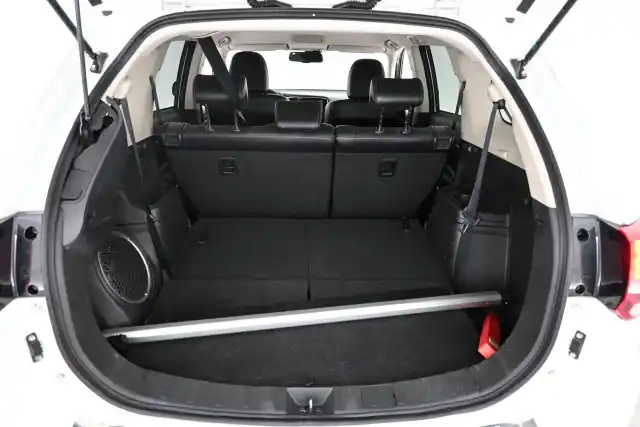 Valkoinen Maastoauto, Mitsubishi Outlander – VAR-08455