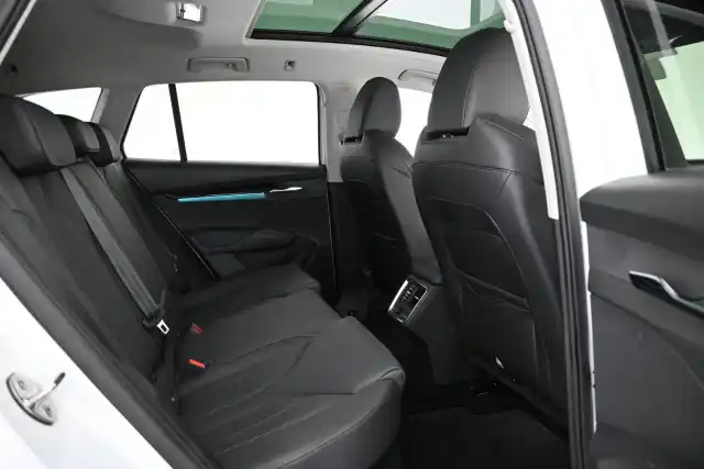 Valkoinen Maastoauto, Skoda Enyaq – VAR-08566
