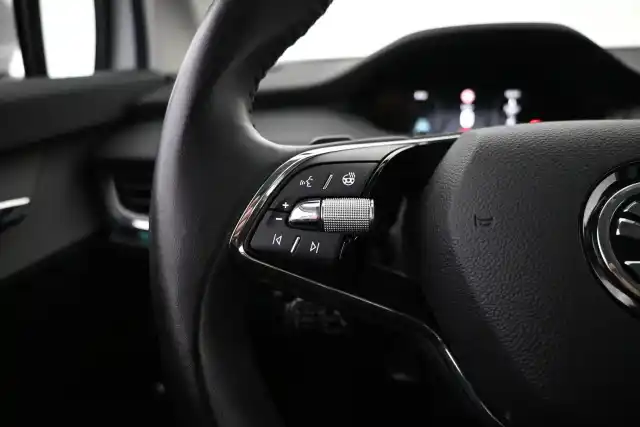 Valkoinen Maastoauto, Skoda Enyaq – VAR-08566