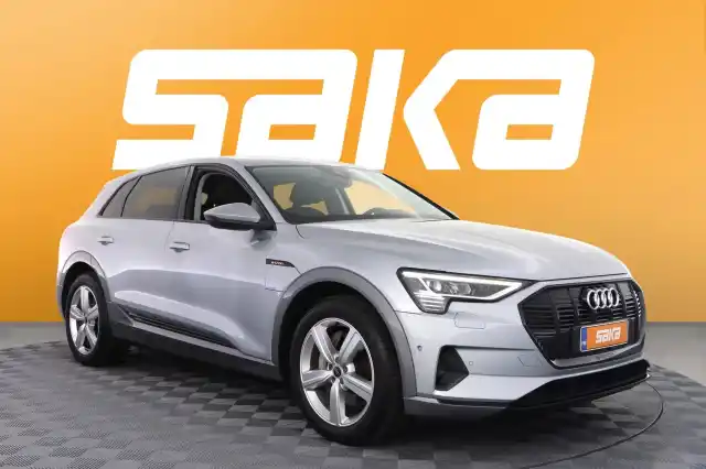Harmaa Maastoauto, Audi e-tron – VAR-08726