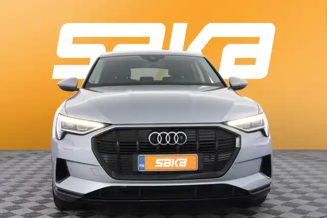 Harmaa Maastoauto, Audi e-tron – VAR-08726