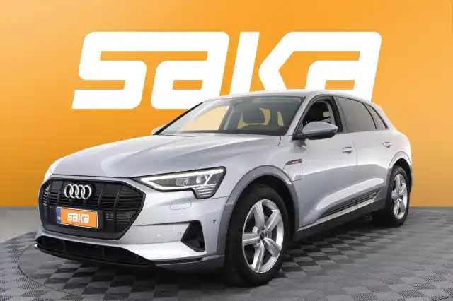 Harmaa Maastoauto, Audi e-tron – VAR-08726